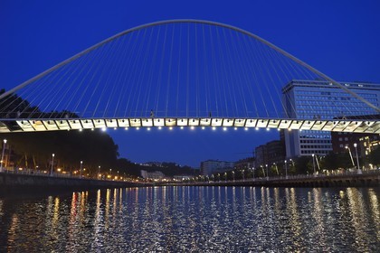 Espagne, Pays basque espagnol, Biscaye, Bilbao, passerelle suspendue Zubizuri dessinée par l'architecte Santiago Calatrava sur le Ria de Bilbao