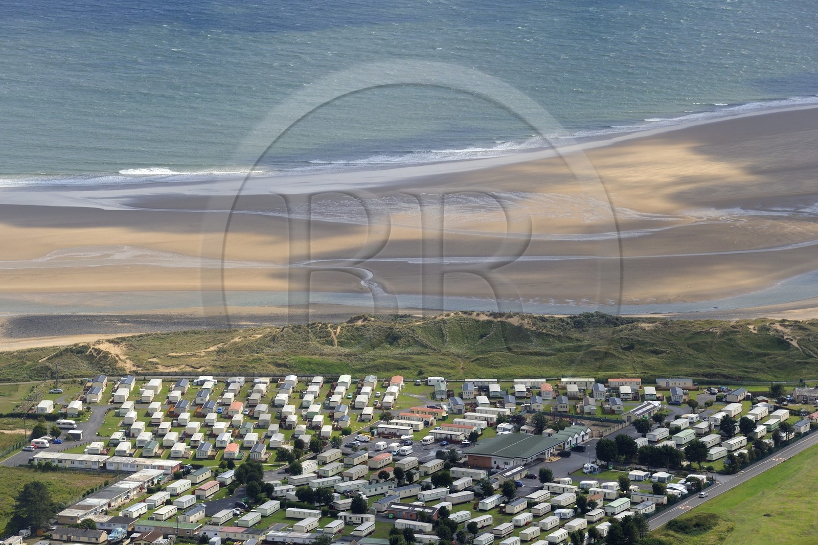 Royaume-Uni, Angleterre, Pays de Galles, maison mobile (mobile home) dans la station balnéaire de Burry Port sur l'estuaire de Loughor (vue aérienne)