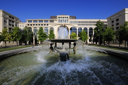 France, Hérault (34), Montpellier, quartier Antigone de l'architecte Ricardo Bofill, fontaine place de Thessalie