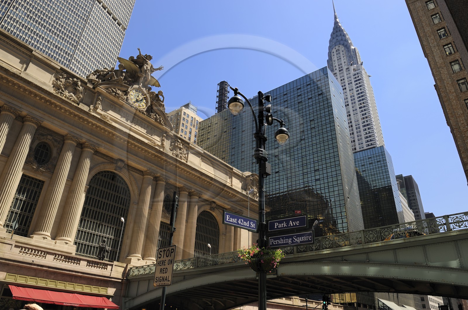 Etats-Unis, New York, Manhattan, la tour Chrysler Building et le fronton de la gare Grand Central Terminal