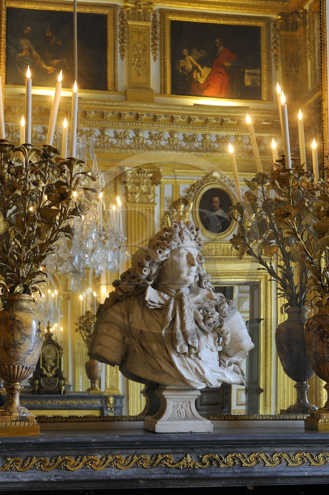 France, Yvelines (78), château de Versailles, classé Patrimoine Mondial de l'UNESCO, appartement du Roi, la chambre du Roi, buste de Louis XIV