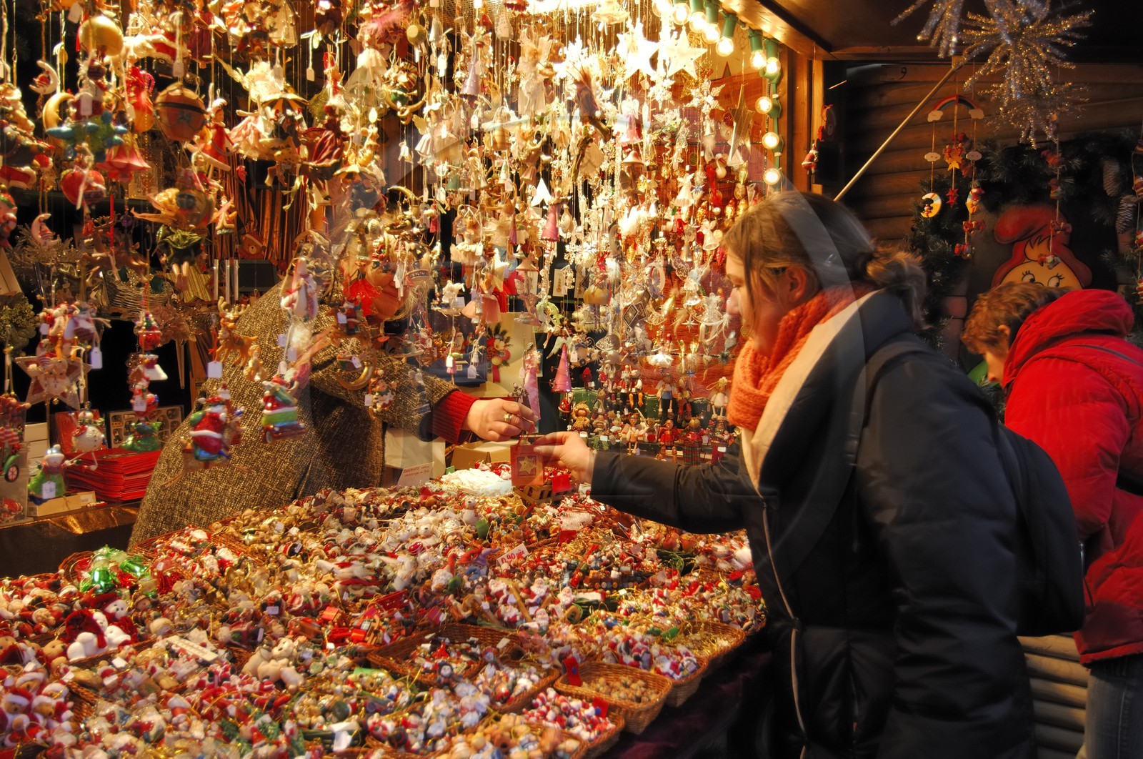 France, Haut Rhin (68), Colmar, vente d'objets decoratifs dans les cabanes du Marché de Noel