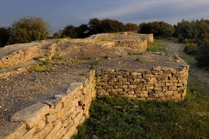 France, Hérault (34), près de Lunel, Oppidum d'Ambrussum ancien oppidum gaulois situé sur la Voie Domitienne (Via Domitia), enceinte du IIIe siècle av. J.-C. dégagée sur 650 mètres et flanquée de vingt-cinq tours