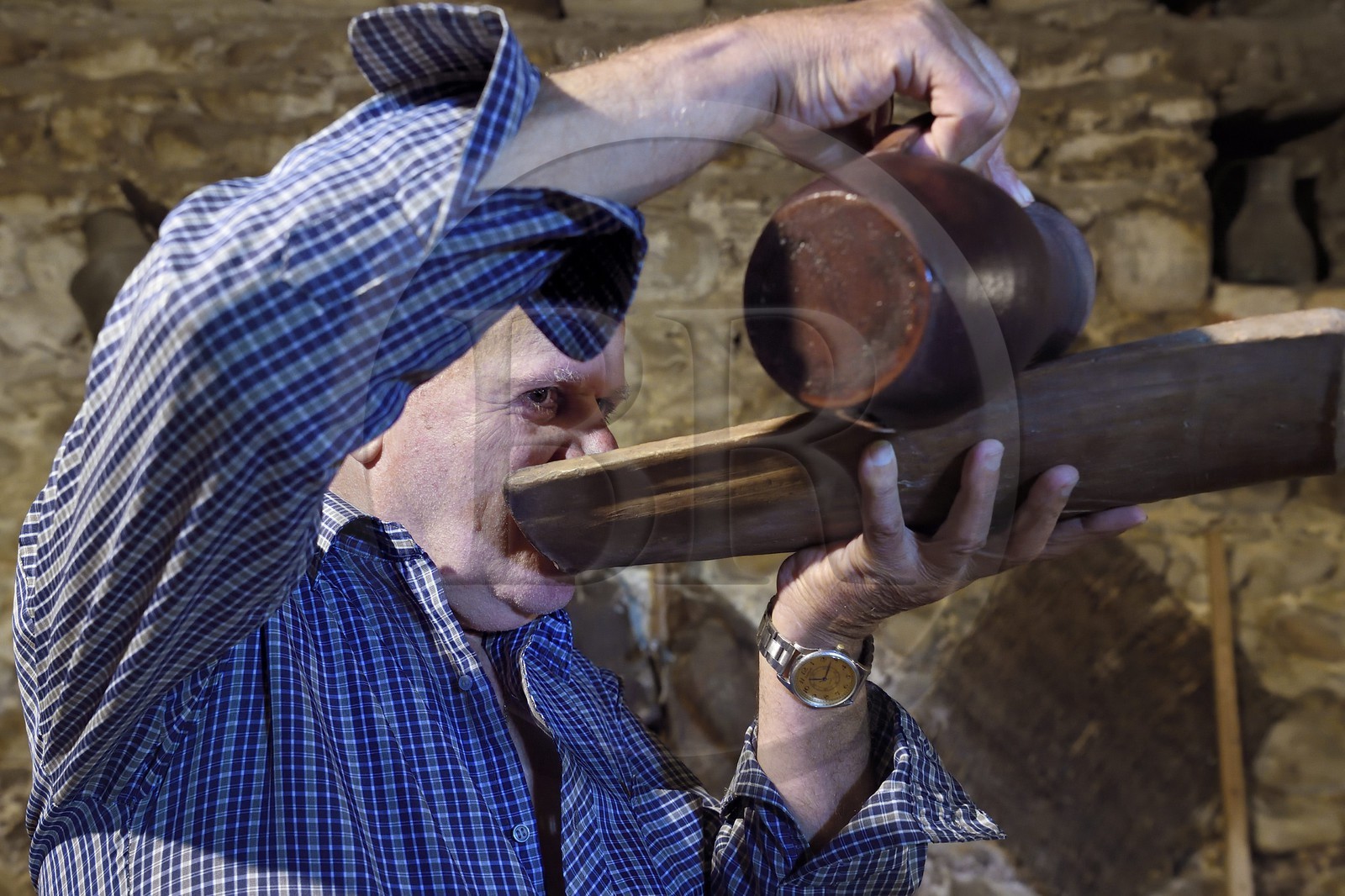 Géorgie, Kakheti, Gurjaani, Velistsikhe, monsieur Nordari, producteur de vin dans sa cave, certains buvait traditionnellement le vin dans des planches arrondies