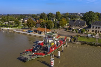 France, Seine-Maritime (76), Pays de Caux, Parc naturel régional des Boucles de la Seine normande, traversée du bac auto sur la Seine à Jumièges dont l'abbaye est en arrière plan