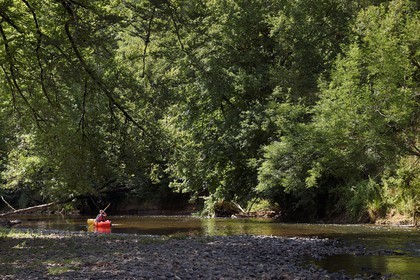 France, Dordogne, Périgord Noir, canoeing down the Auvezere river between Cherveix-Cubas and Tourtoirac