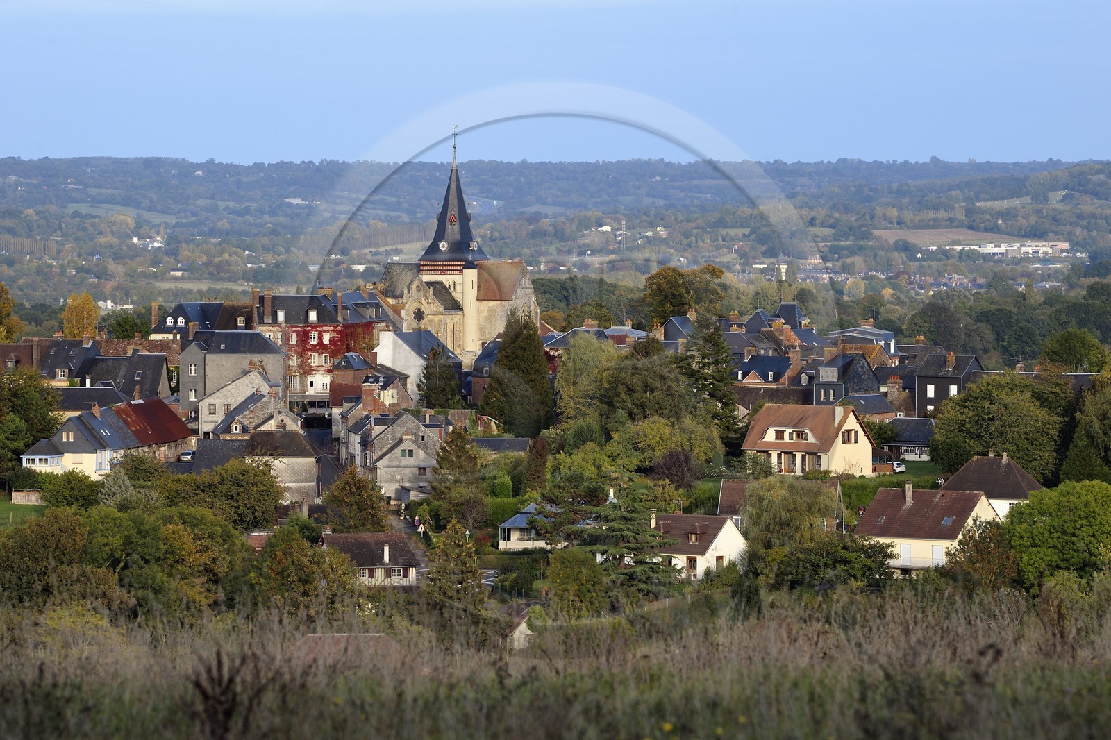 France, Calvados (14), Pays d'Auge, Beaumont-en-Auge et l'église Saint-Sauveur qui domine le village