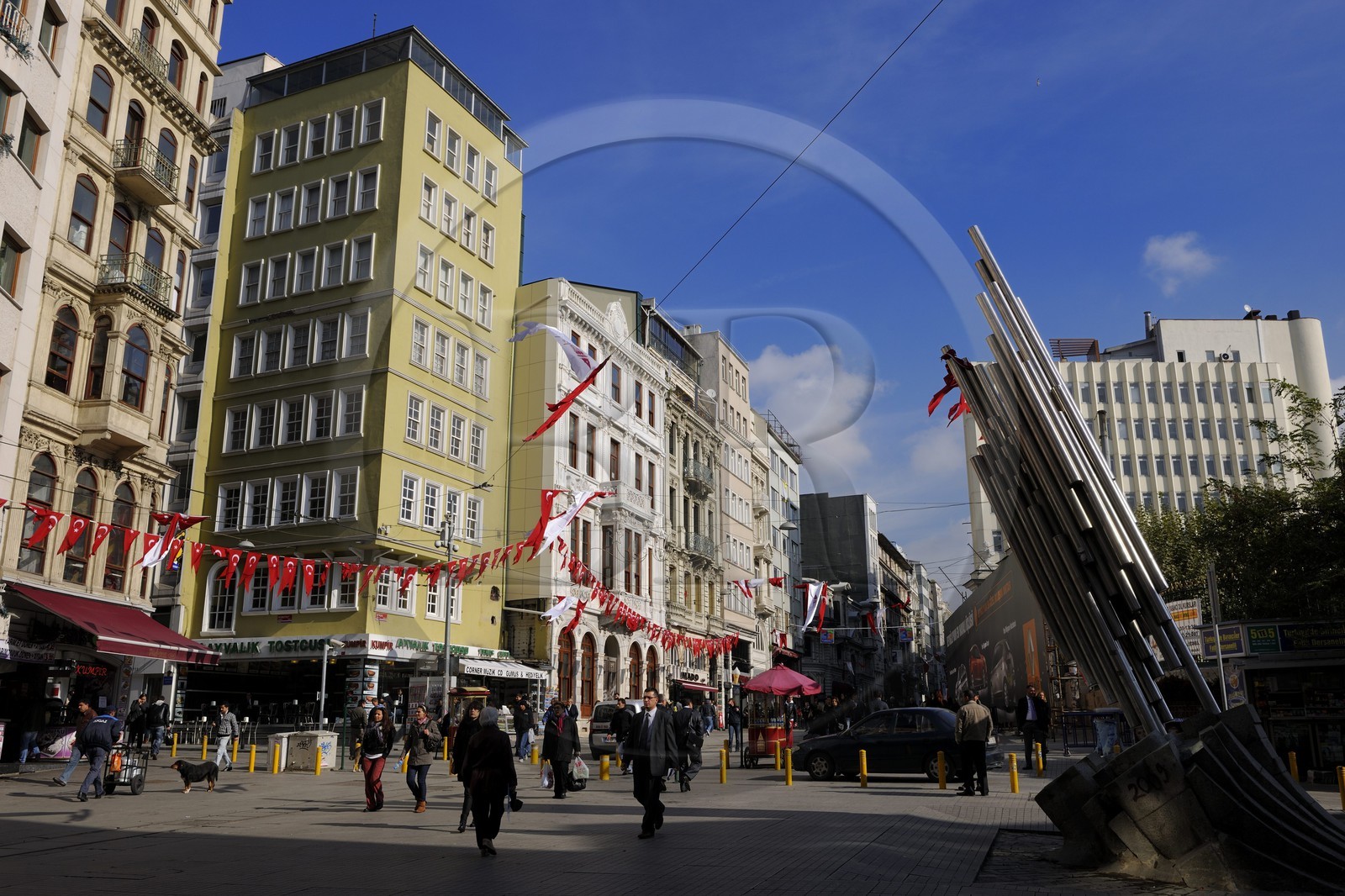 Turquie, Istanbul, quartier de Beyoglu, la grande artère Istiklal Caddesi de la ville européenne