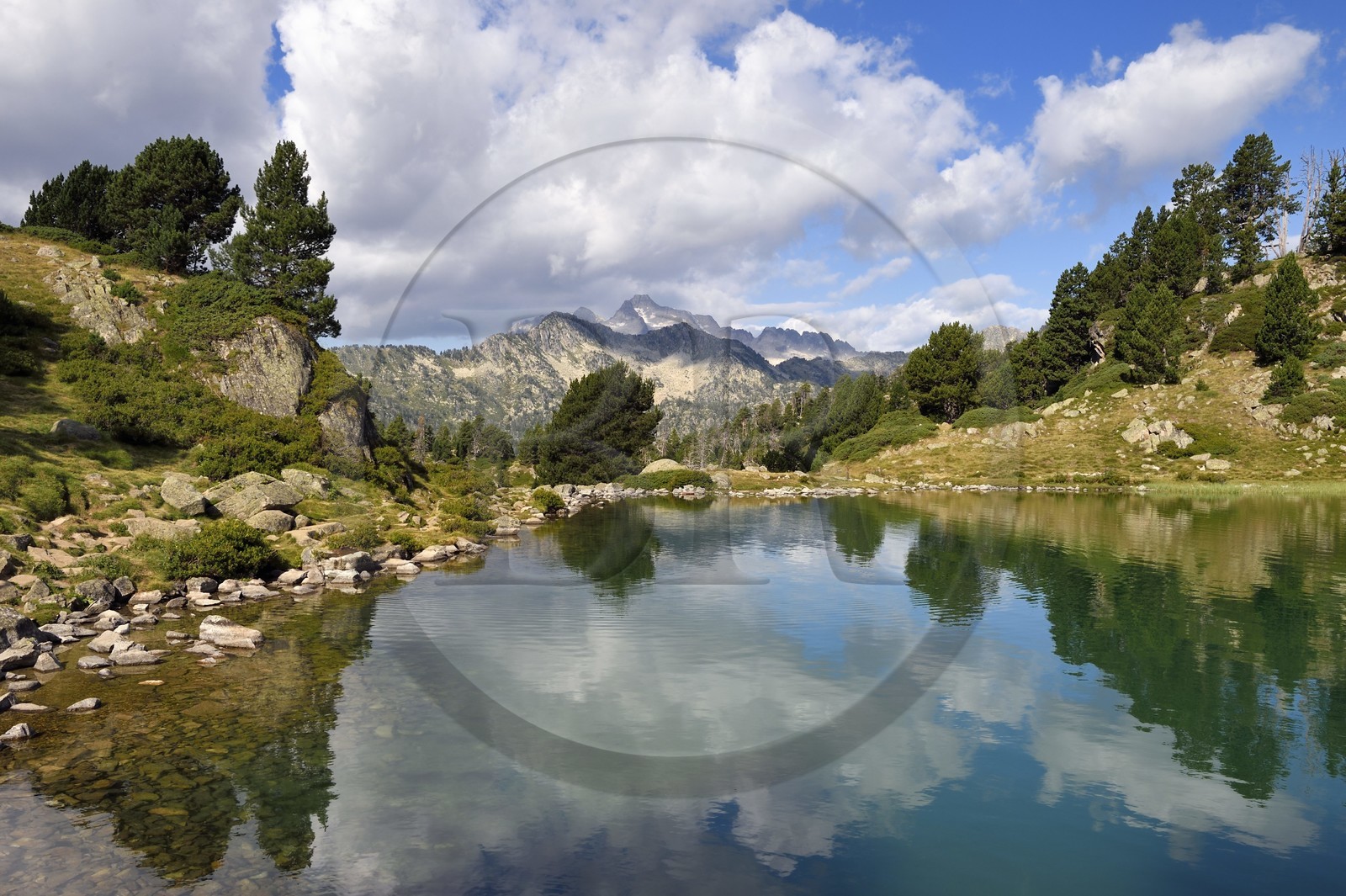 France, Hautes-Pyrénées (65), Saint-Lary-Soulan et Vielle-Aure, randonnée sur une variante du GR10 entre le col de Portet et les lacs de Bastan en bordure de la réserve naturelle de Néouvielle, lac de Bastan inférieur et le massif de Néouvielle en arrière plan
