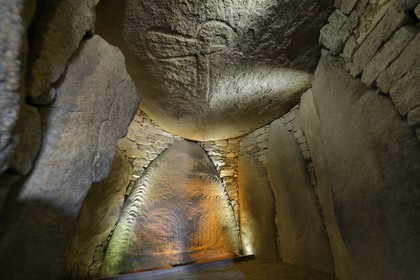France, Morbihan (56), Golfe du Morbihan, Locmariaquer, le cairn de la Table des Marchands, dalle gravée d’une hache emmanchée