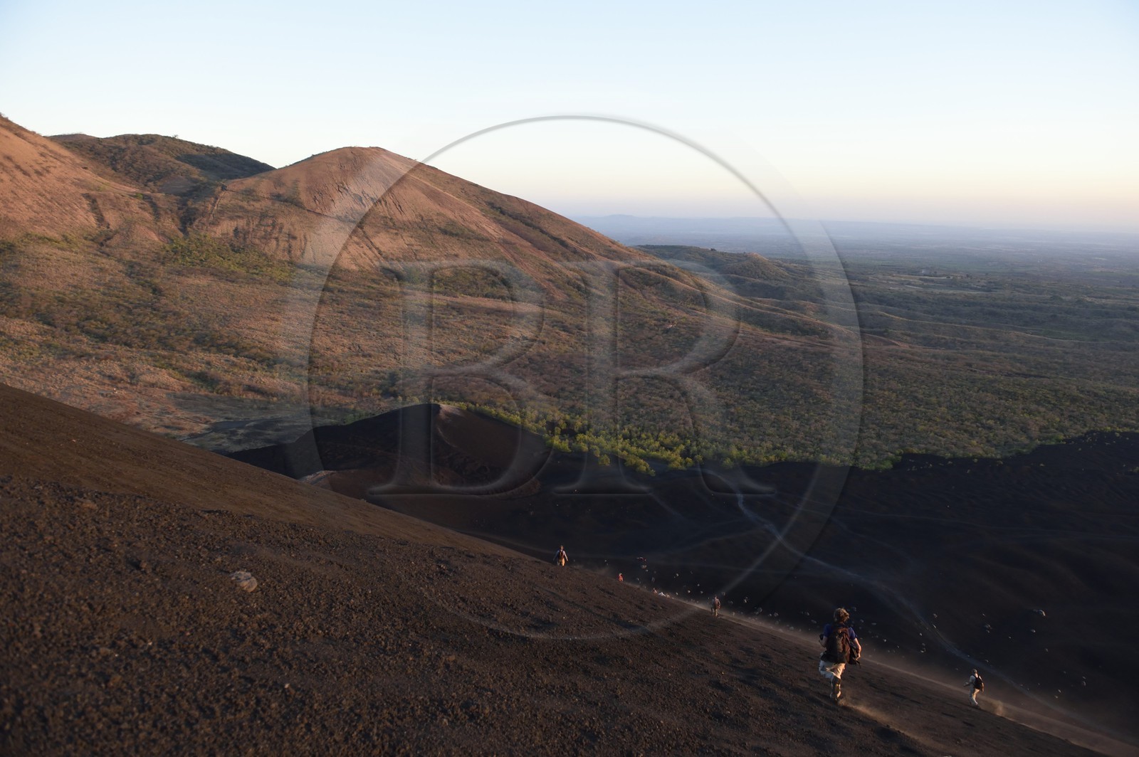 Nicaragua, région de Leon, Volcan Cerro Negro dans la cordillère des Maribios (ou Marrabios), homme courant dans les cendres de la pente du volcan
