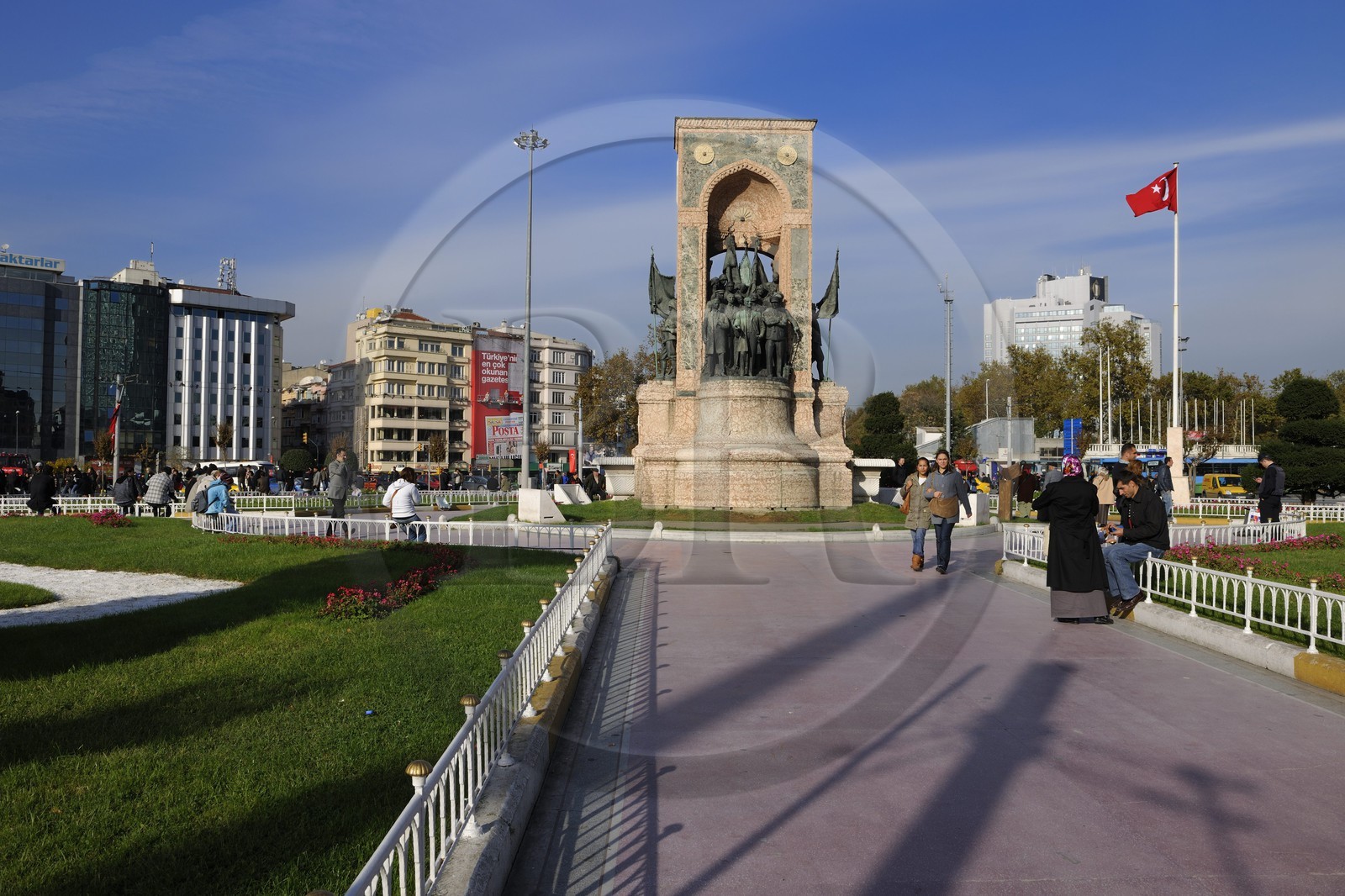 Turquie, Istanbul, quartier de Beyoglu, monument de la République qui rend hommage à Atatürk et aux héros de l'indépendance à Taksim