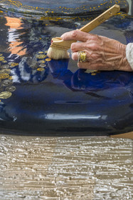 France, Hauts-de-Seine (92), Colombes, oeuvres de l'artiste et laqueur Isabelle Emmerique dans son atelier