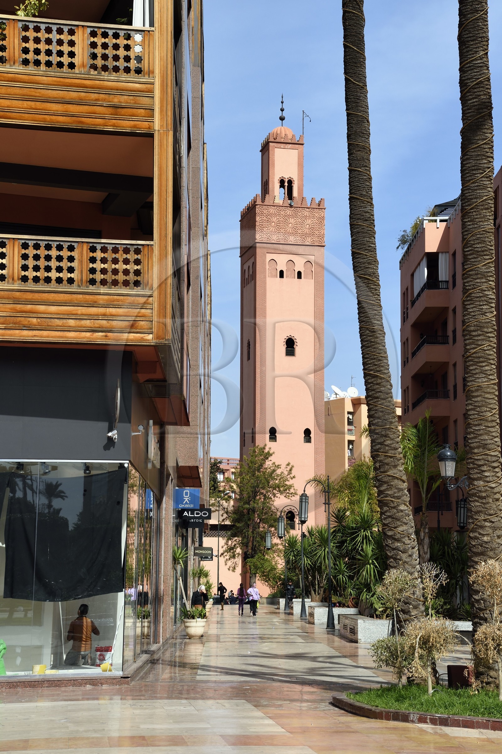 Maroc, Haut-Atlas, Marrakech, ville impériale, quartier moderne, quartier de Gueliz, batiments de style occidental et la mosquée Hassan II (mosquée de Turquie) à côté de la place du 16 novembre