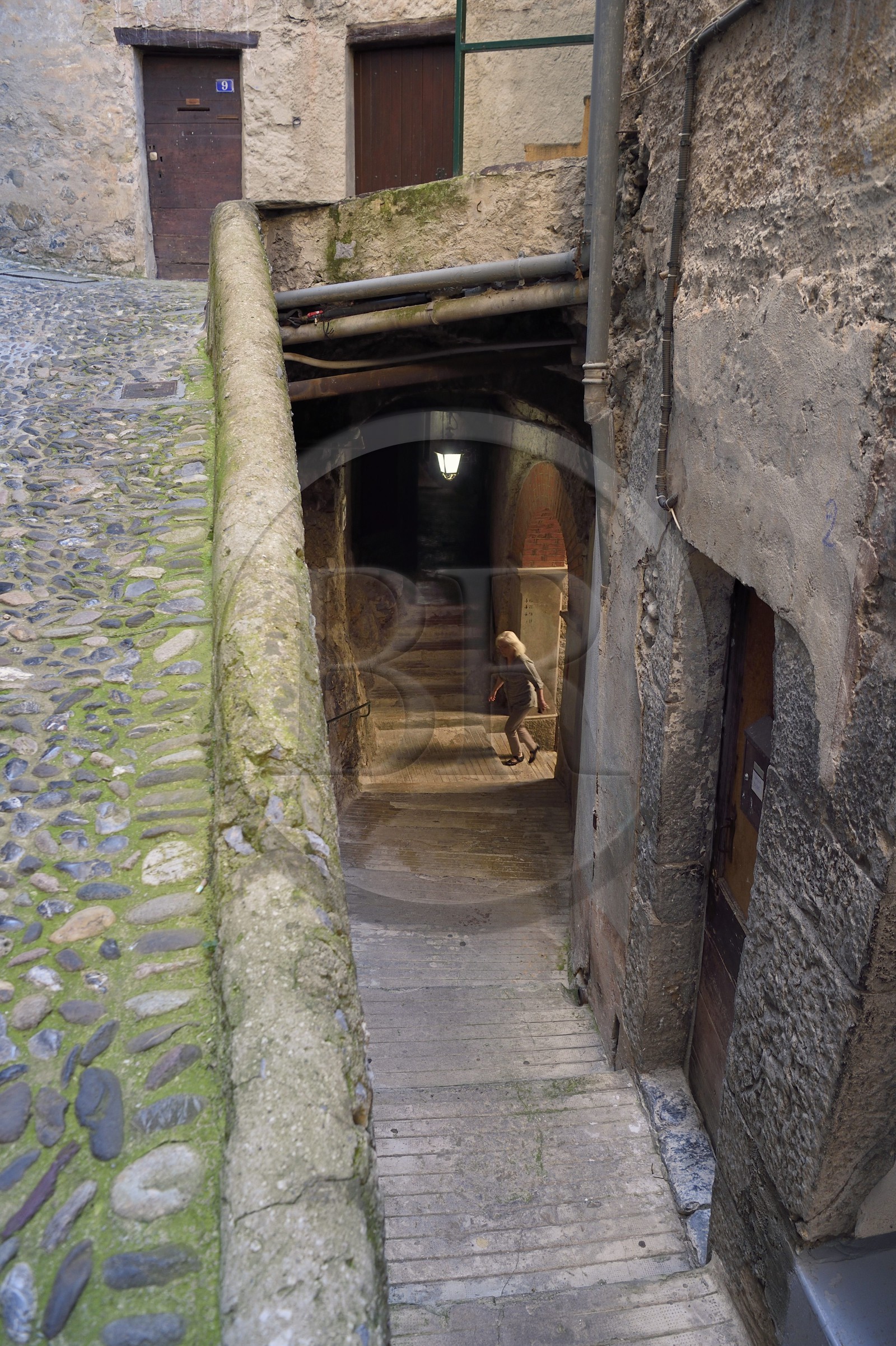 France, Alpes-Maritimes (06), vallée de la Roya (arrière-pays niçois), au pied du parc national du Mercantour, Saorge, ruelle et la traverse couverte cournioun di Garbi
