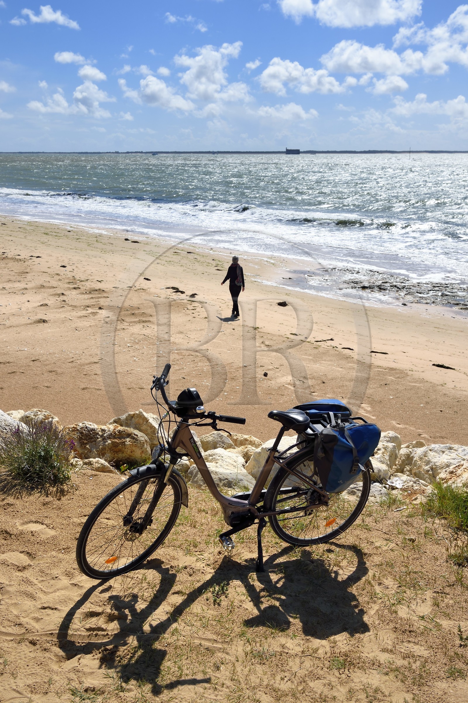France, Charente-Maritime (17), Ile d'Aix, la Grande Plage qui s'étend sur plus d'un kilomètre et le Fort Boyard en arrière plan, fin de la Flow Vélo route