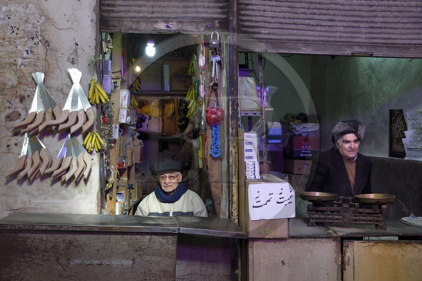 Iran, province d'Ispahan, Ispahan, Bazar-e Bozorg (Grand Bazar), immense bazar couvert qui remonte à près de 1300 ans, commercants dans leur petite boutique
