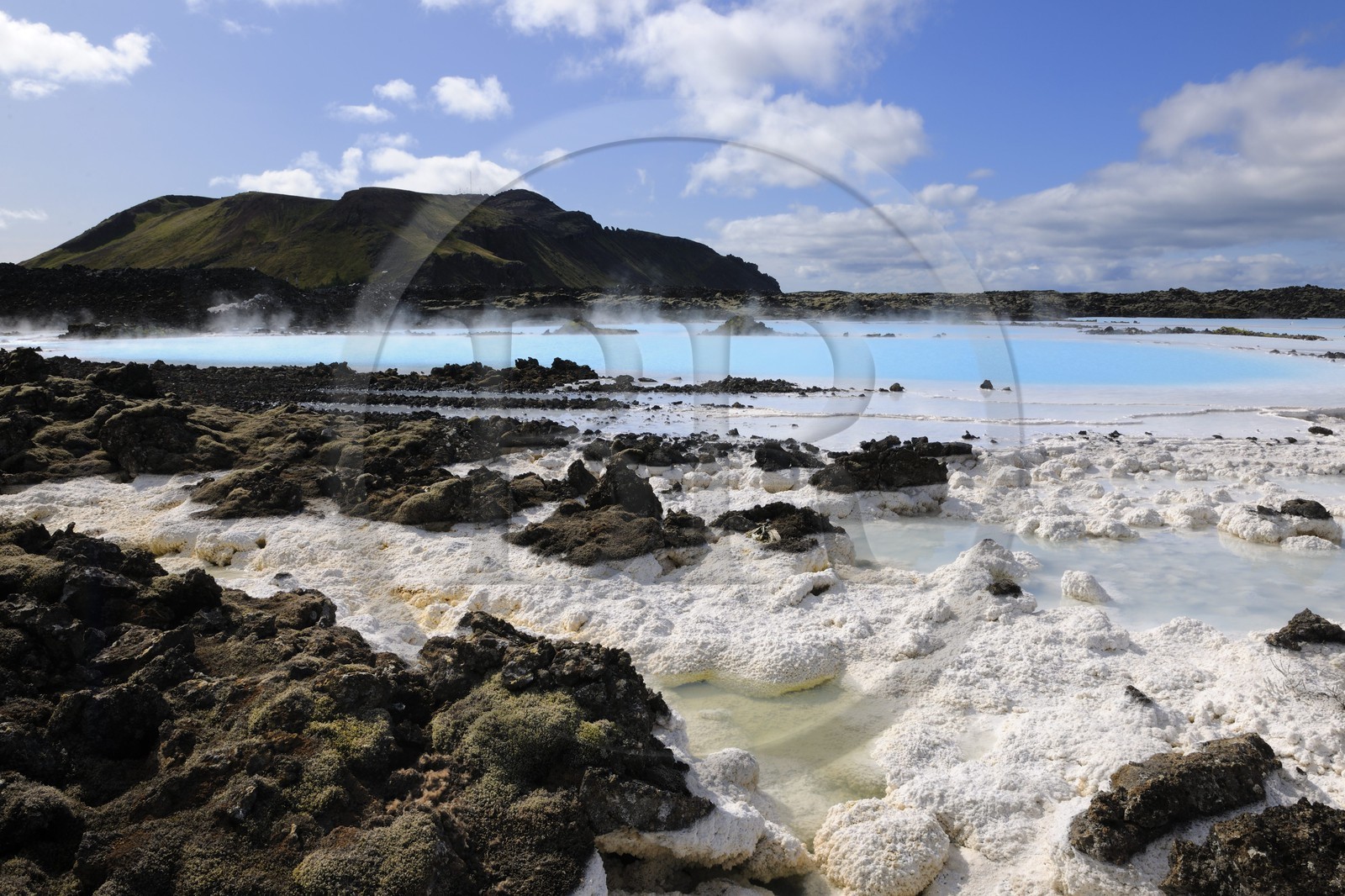 Islande, Grindavik, le Blue Lagoon au eaux très riches en silice (Usine géothermique)