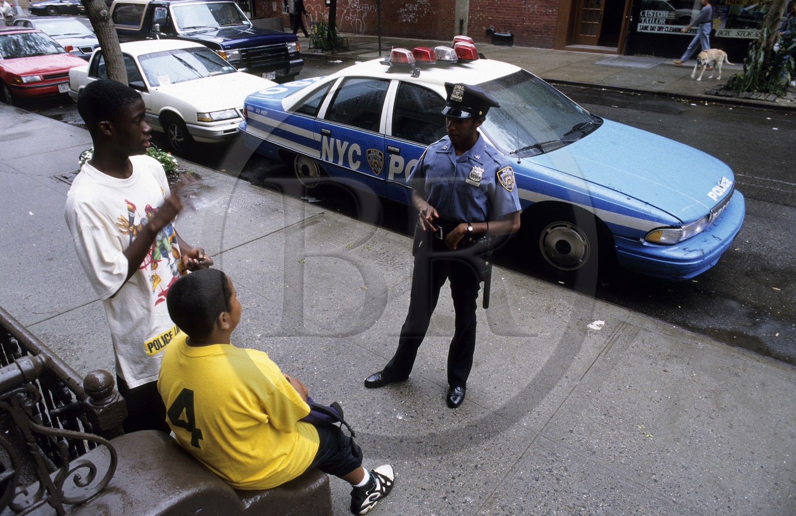 Etats-Unis, New York, Manhattan, (Upper West Side), femme policier dialoguant avec des jeunes dans la rue