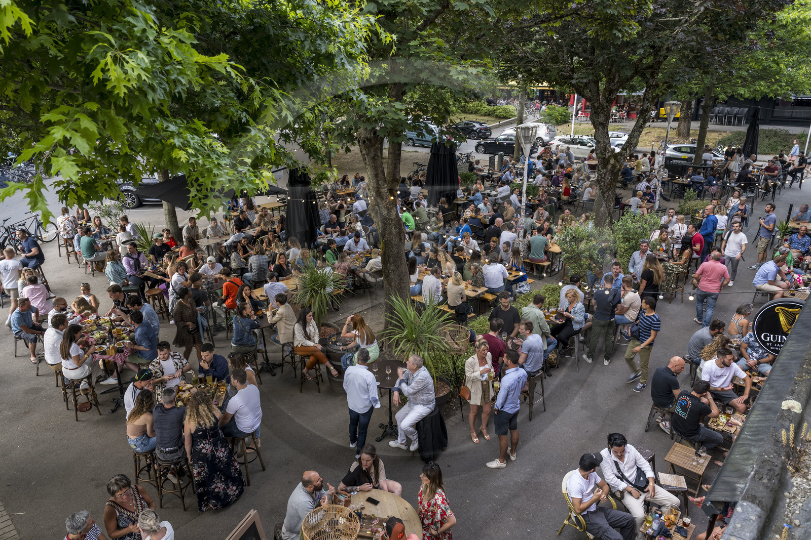 France, Morbihan (56), Lorient, Place Polig Montjarret, lieu de rencontre et de partage aux terrasses de restaurants et bars