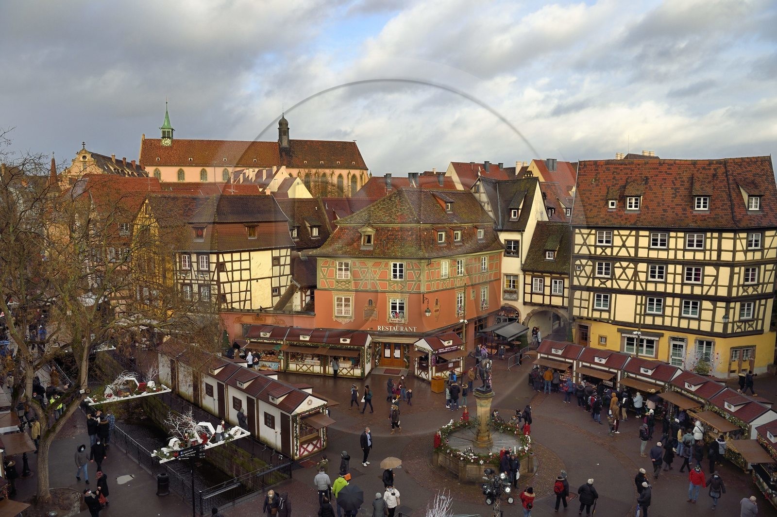 France, Haut-Rhin (68), Colmar, le marché de Noël entre la rivière Lauch et la Fontaine Schwendi oeuvre de Bartholdi place de l'Ancienne Douane (Koifhus)