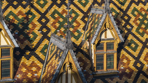 France, Côte-d'Or (21), Beaune, zone classée Patrimoine Mondial de l'UNESCO, Hospices de Beaune, l'Hôtel-Dieu, les toits couverts de tuiles vernissées et colorées (vue aérienne)