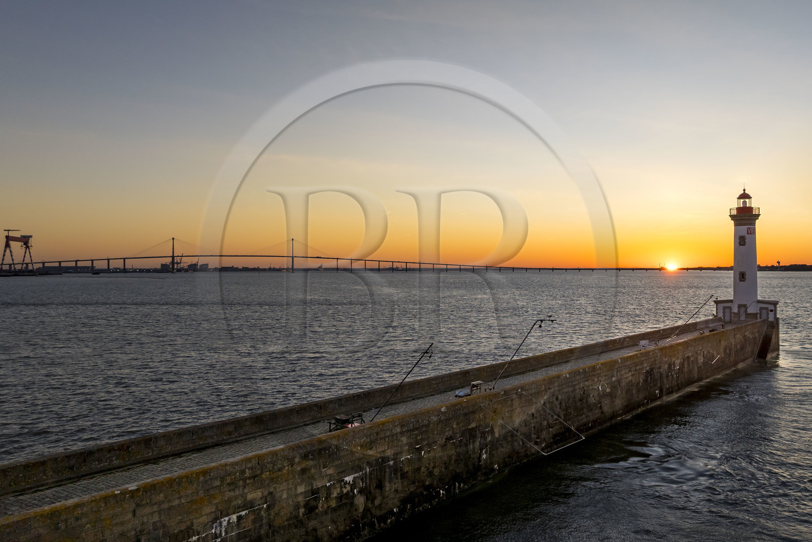 France, Loire-Atlantique (44), Saint-Nazaire, le phare du Vieux Mole et le pont de Saint-Nazaire en arrière plan (vue aérienne)