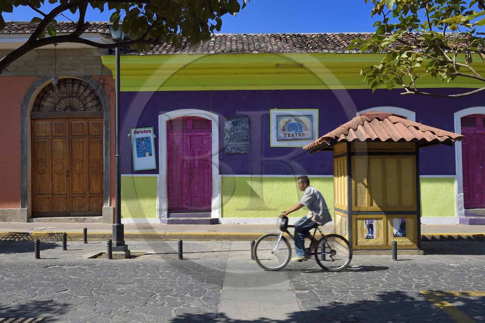 Nicaragua, Granada, colorful colonial houses in Calle Calzada