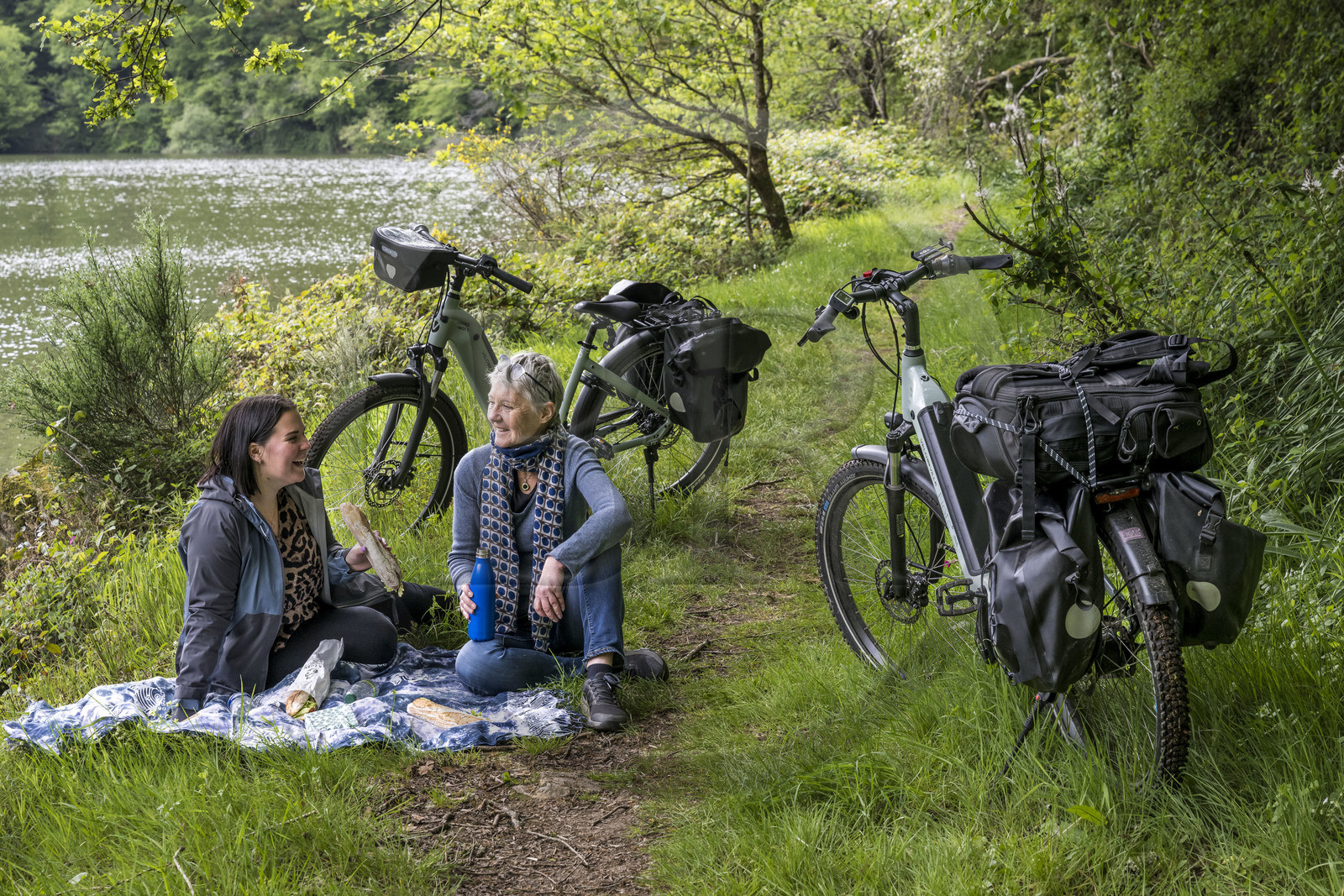 France, Vendée (85), Mervent, pique-nique en bordure d'une des boucles de la rivière La Mère dans la forêt de Mervent
