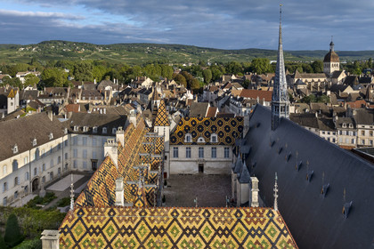 France, Côte-d'Or (21), Beaune, zone classée Patrimoine Mondial de l'UNESCO, Hospices de Beaune, l'Hôtel-Dieu, la basilique collégiale Notre-Dame de Beaune et la Côte de Beaune en arrière plan (vue aérienne)