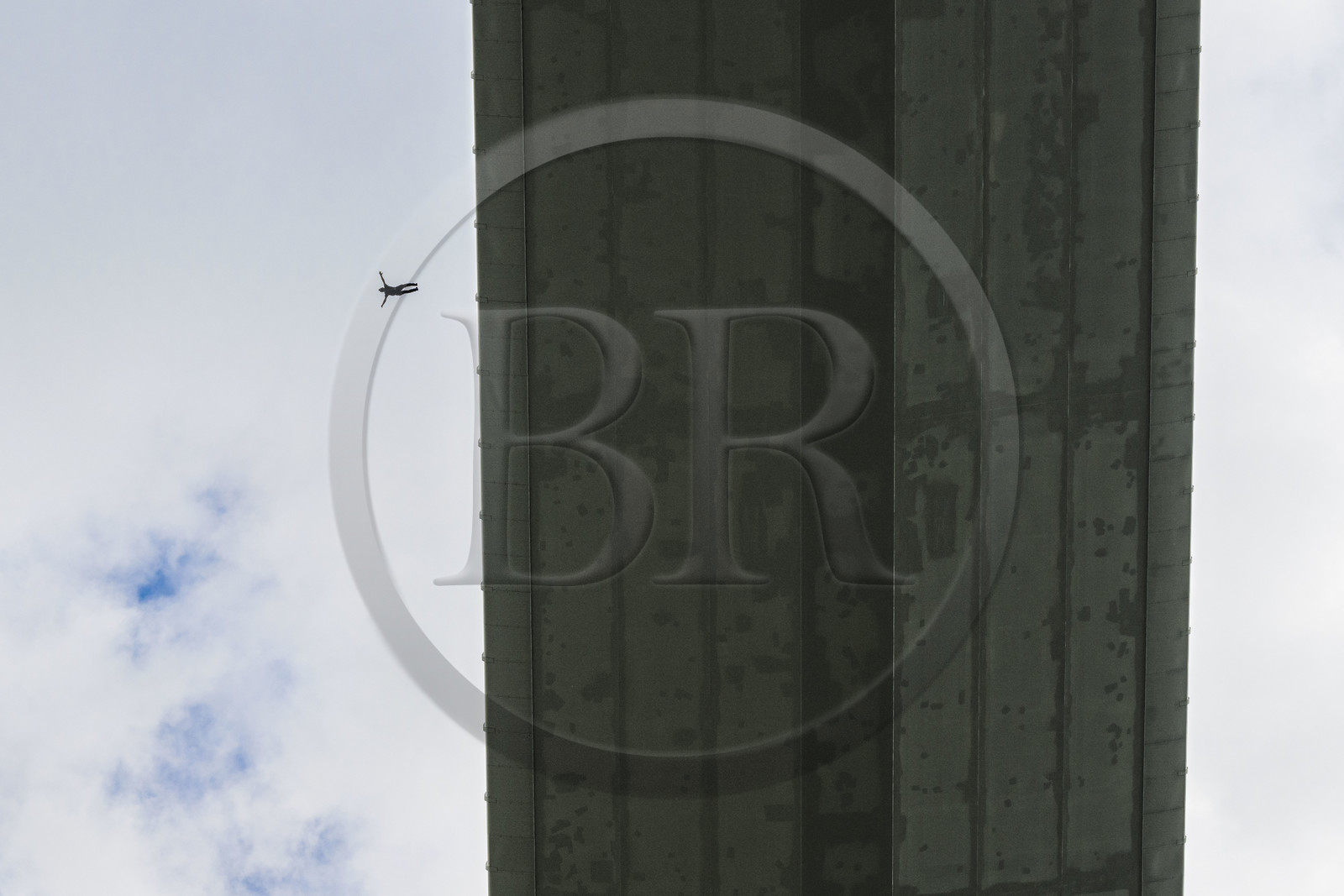 France, Aveyron (12), parc naturel régional des Grands Causses, Millau, base-jumper sautant depuis le tablier du viaduc de Millau (270m)