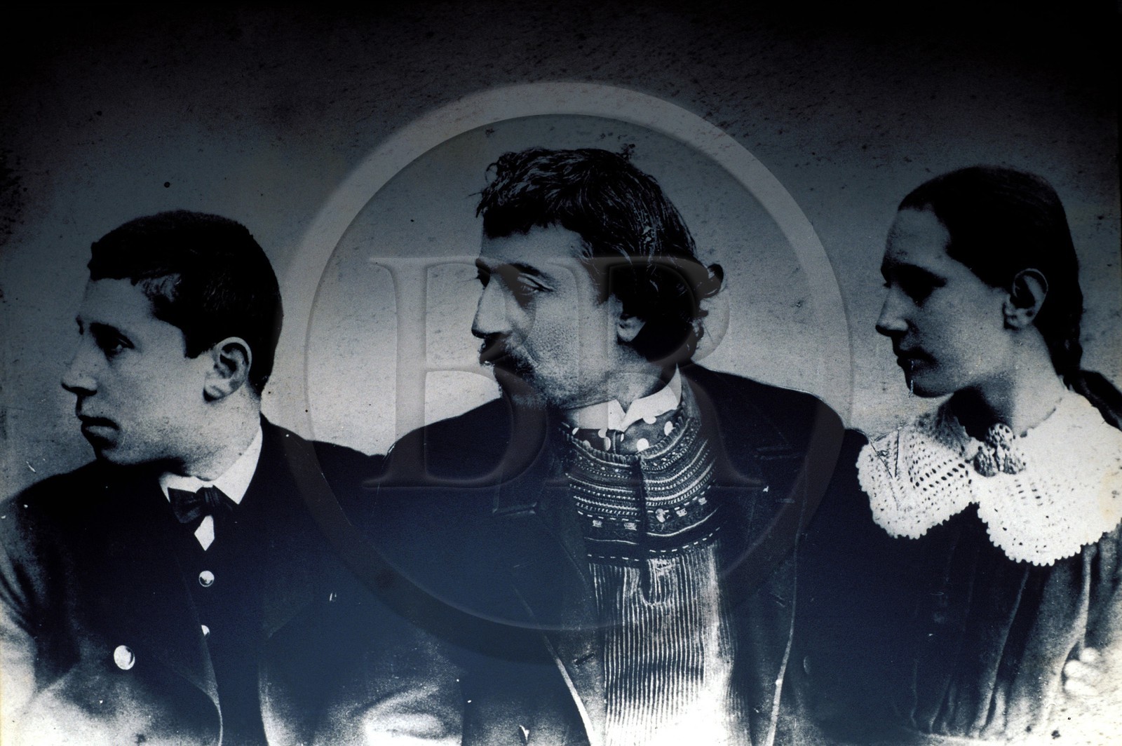 France, Finistère (29), Pont-Aven, Musée Gauguin, Gauguin (au centre) à Pont-Aven