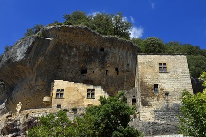 France, Dordogne (24), Périgord Noir, vallée de la Vézère, Les Eyzies-de-Tayac-Sireuil, site classé Patrimoine Mondial de l'UNESCO, la falaise, la statue de l'homme de Néandertal et l'ancien Chateau de Tayac des barons de Beynac