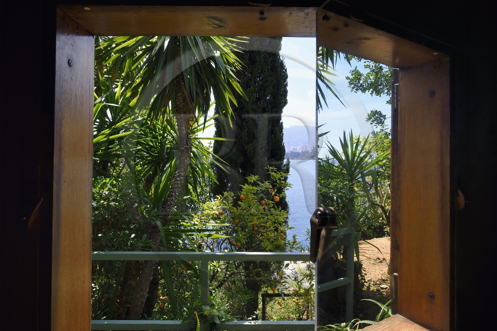 France, Alpes-Maritimes (06), Roquebrune-Cap-Martin, oeuvre architecturale de Le Corbusier, classée Patrimoine Mondial de l'UNESCO, Cap Martin, cabanon Le Corbusier de 1952, jeux de miroirs sur les volets des fenetres (Demande d'autorisation nécessaire avant publication)