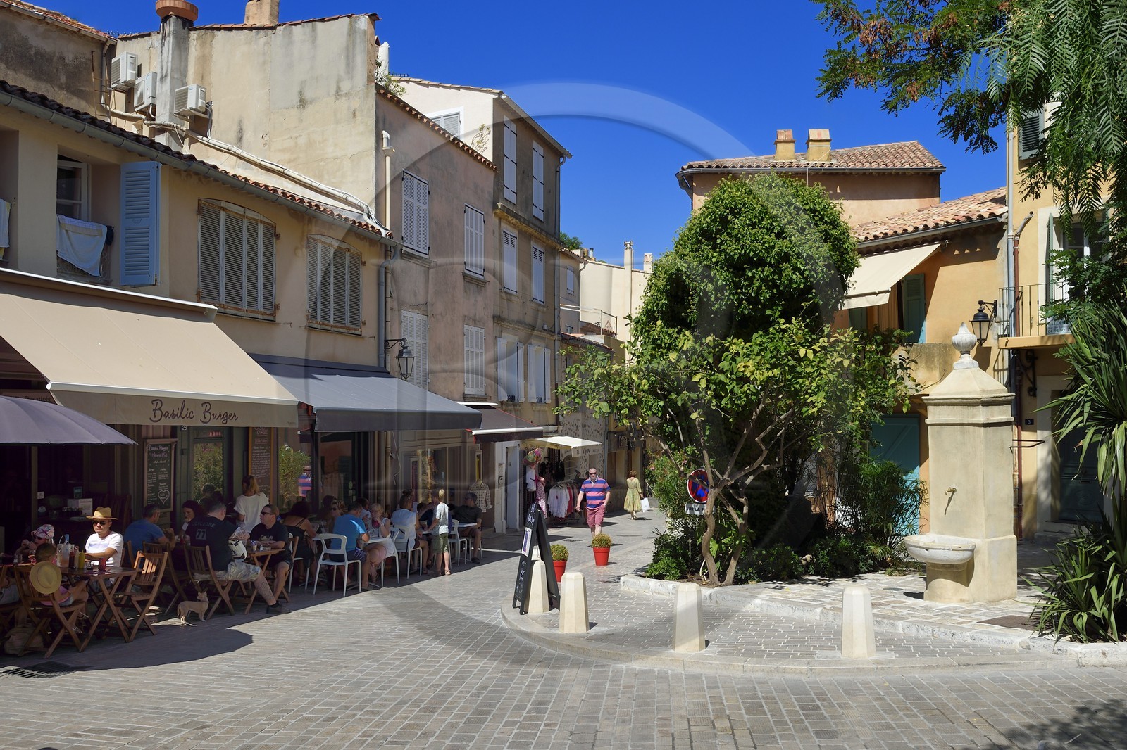 France, Var (83), Saint-Tropez, restaurant dans la rue des Remparts