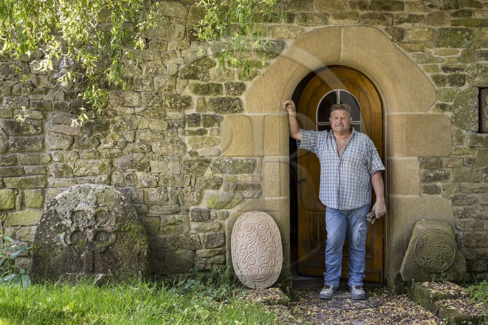 France, Morbihan (56), Locoal-Mendon, le sculpteur et tailleur de pierre Gueho Patrick