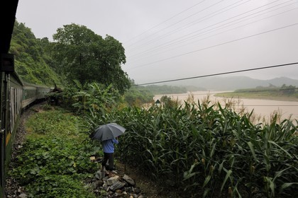 Vietnam, train de jour de Lao Cai à Hanoï et le Fleuve Rouge au nord