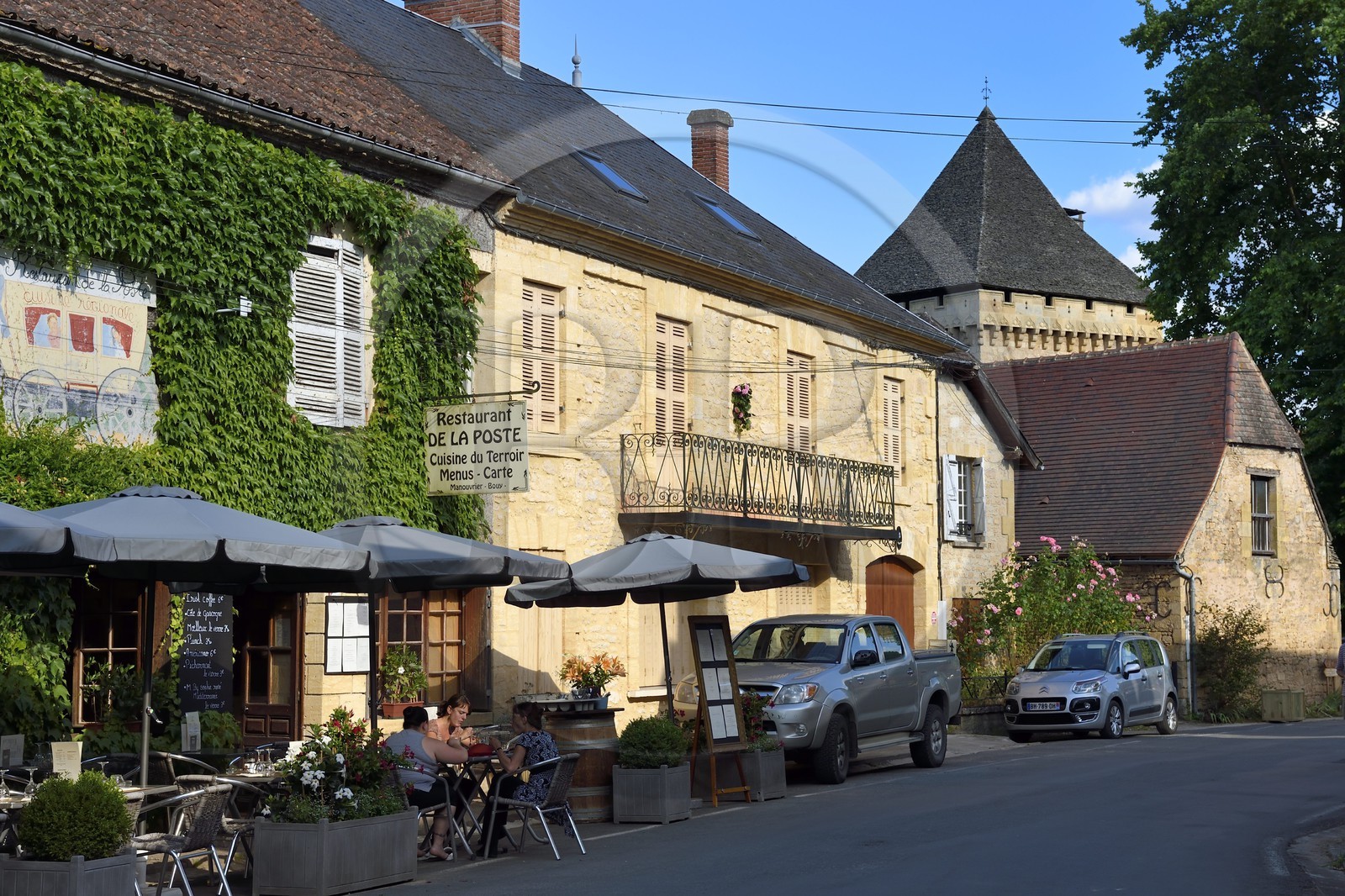 France, Dordogne (24), Périgord Noir, vallée de la Vézère, Saint-Léon-sur-Vézère, labellisé Les Plus Beaux Villages de France, la rue principale et le donjon du manoir de la Salle en arrière plan