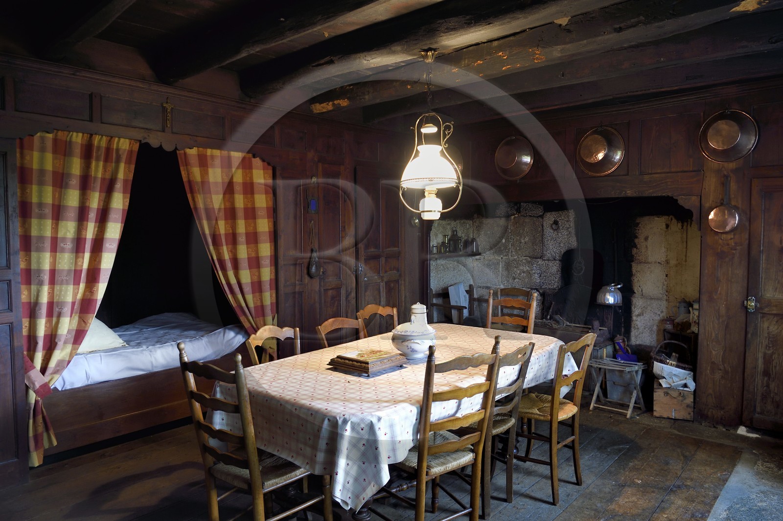 France, Cantal (15), Parc naturel régional de l'Aubrac, hameau de Le Laussier à Lieutades, lit-clos à rideau dans la salle commune
