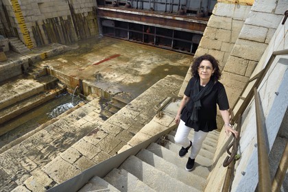 France, Var (83), Toulon, la base navale (Arsenal), darse Vauban, bassin de radoub dit petit bassin Vauban construit selon les plans de l'ingénieur Antoine Groignard, l'administrateur et conservateur du musée national de la Marine Cristina Baron