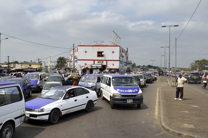 Gabon, Libreville, embouteillage aux abords du marché sur la Route National 1