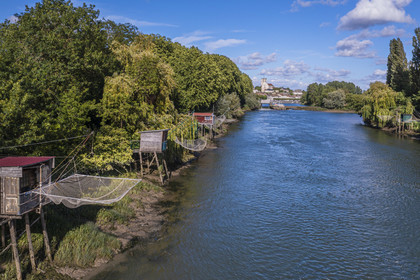 France, Charente-Maritime (17), Saintonge, Saint-Savinien, labellisé Villages de pierres et d'eau, carrelets au bord de la Charente et le village en arrière plan (vue aérienne)