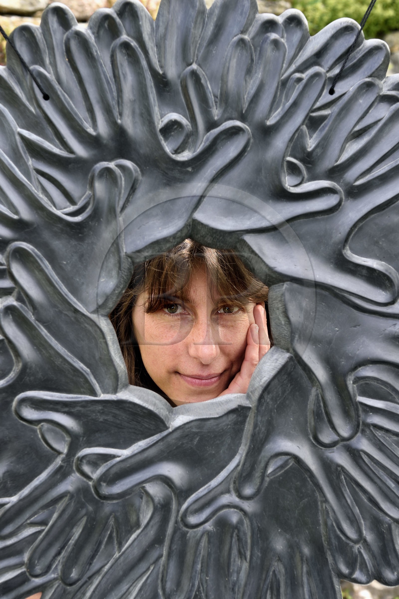 France, Var (83), parc naturel régional du Verdon, Bargème, labellisé Les Plus Beaux Villages de France, l'artiste Elsa Leroy devant son atelier