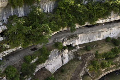 France, Dordogne (24), Périgord Noir, vallée de la Vézère, site préhistorique et grotte ornée classés Patrimoine Mondial de l'UNESCO, Peyzac-le-Moustier, falaise de La Roque-Saint-Christophe, site troglotytique datant de la Préhistoire, abri sous roche de la grande terrasse (vue aérienne)
