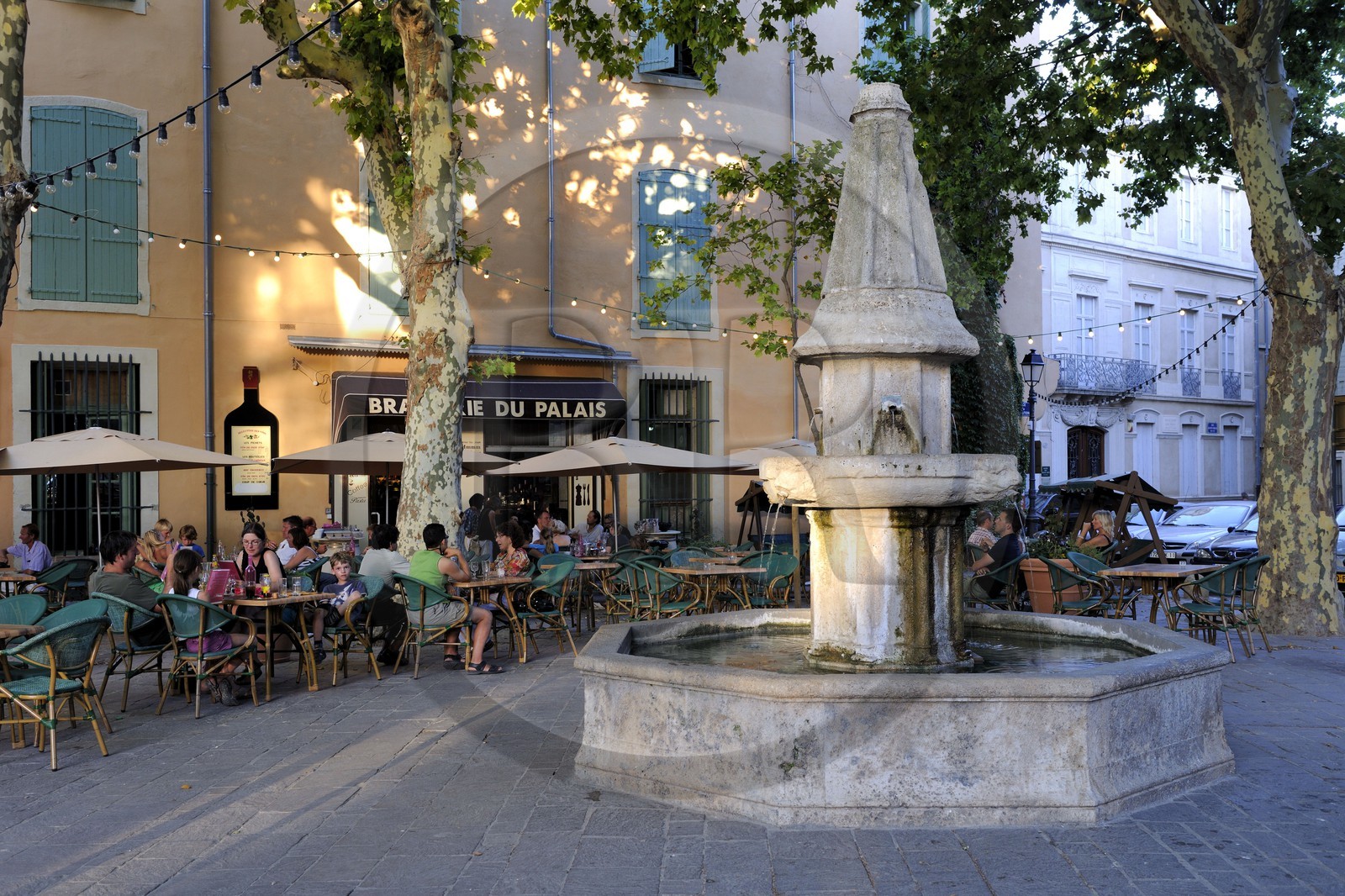 France, Hérault (34), Béziers, terrasse de café place de la Révolution
