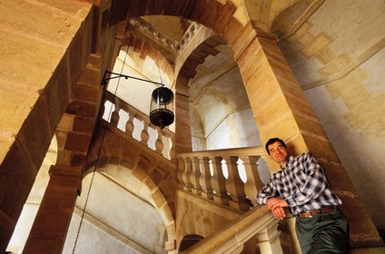 France, Saône-et-Loire (71), Mâconnais, château de Cormatin, M. Simonet-Lenglart dans l'escalier monumental