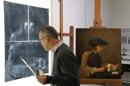 France, Paris (75), Laboratoire du Centre de recherche et de restauration des musées de France (C2RMF), Bruno Mottin conservateur, tableau le Château de Cartes (1737) du peintre Chardin