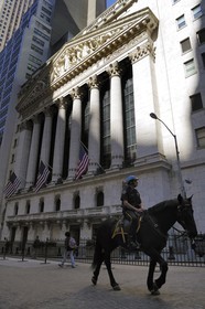 Etats Unis, New York, Manhattan, Financial District, Wall Street, police montée devant le NY Stock Exchange, La bourse