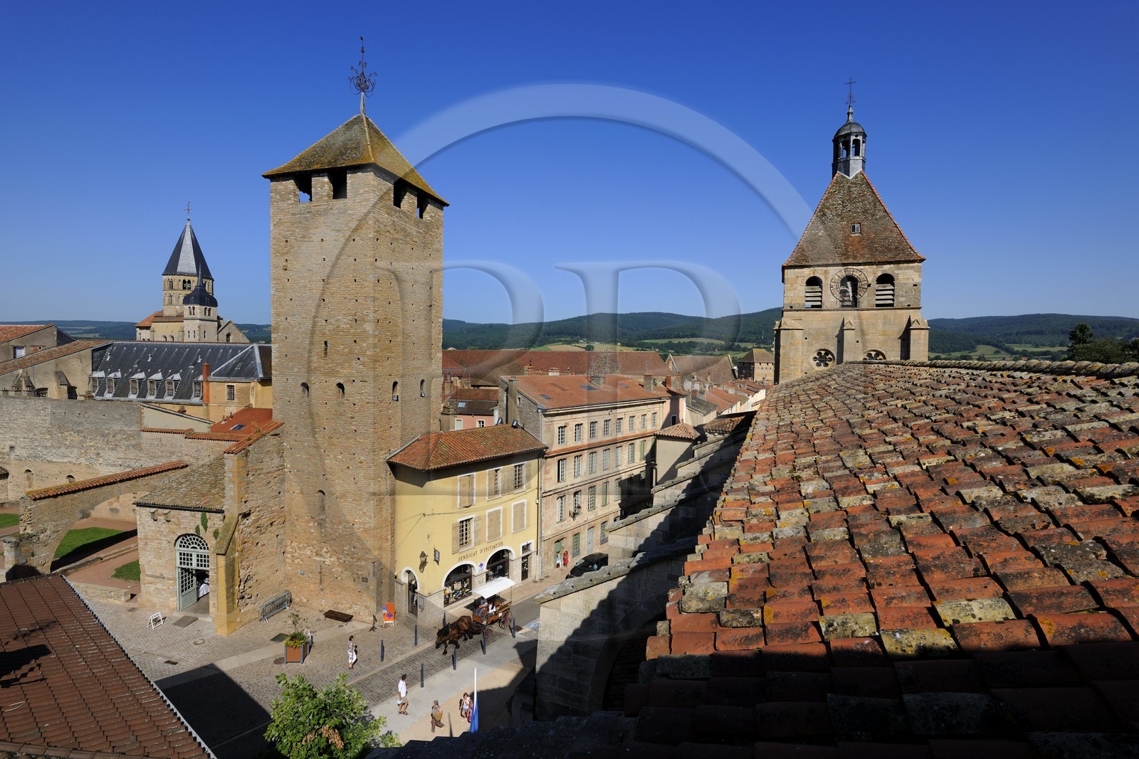 France, Saône et Loire (71), Cluny, clocher de l'Eau Bénite de l'ancienne abbaye et la Tour du Fromage qui surplombe la rue Lamartine, à droite l'église de Notre-Dame