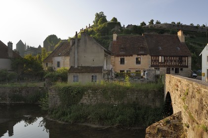 France, Côte d'Or (21), Semur-en-Auxois, les bords de la rivière l'Armançon au pont des Minimes